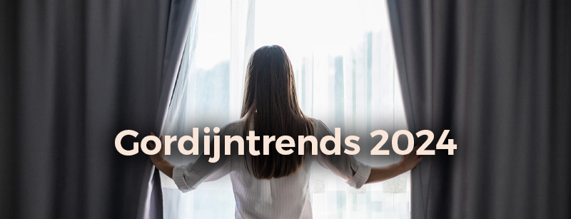 Een vrouw opent de gordijnen, achter de woorden 'Gordijn trends 2024'