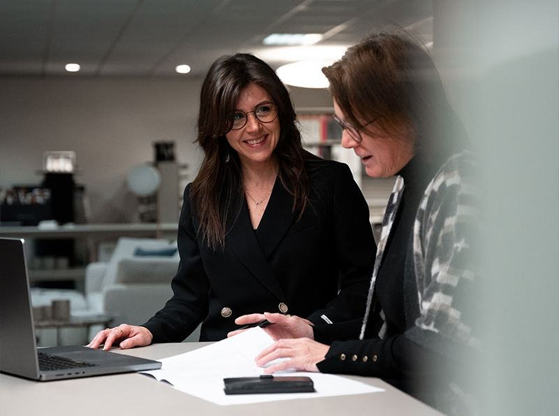 Raamdecoratie expert Sanne in gesprek met een klant